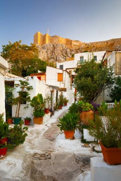 La Acrópolis desde una calle del barrio de Anafiotika, en Atenas.