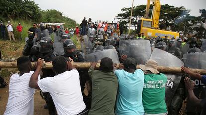 Un grupo de personas se enfrenta a la policía durante el desalojo de una invasión de tierras en Navarro, Colombia, el pasado 6 de octubre.