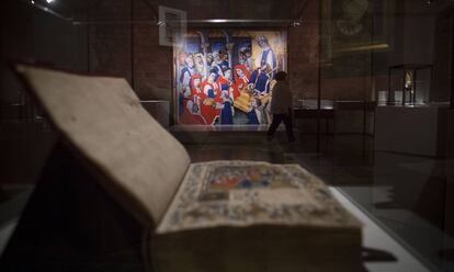 Dos de las piezas de la exposición del Muhba sobre el pasado medieval de Barcelona.
