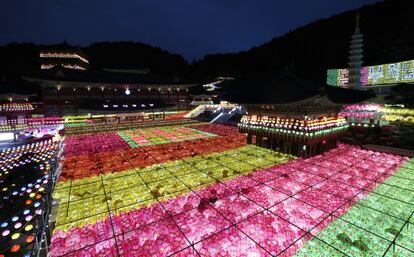 Vista aérea de farolillos iluminados con motivo del aniversario de Buda que se celebrará el próximo 22 de mayo, en el templo de Samgwang, Busan (Corea del Sur).