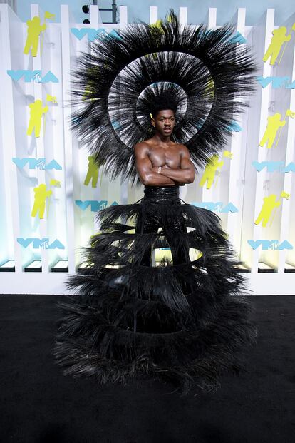 Lil Nas X no pasó desapercibido a su llegada a la alfombra roja con este look de Harris Reed.