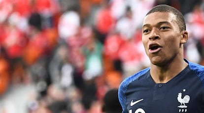 Kylian Mbappe comemora gol da França.