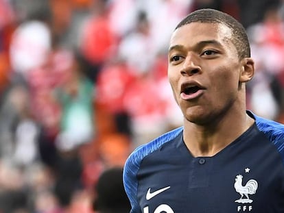 Kylian Mbappe comemora gol da França.