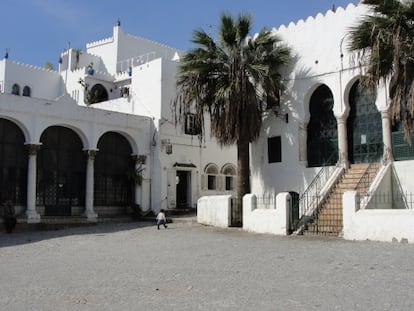 A la derecha, exteriores del museo, que antaño se usó como juzgados de la ciudad.