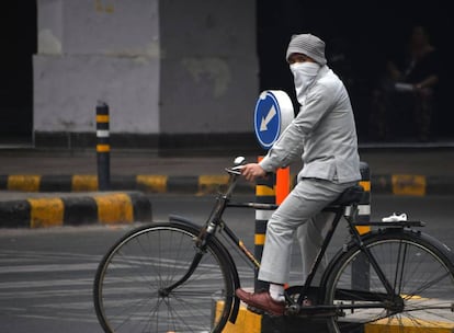 Un ciclista indio se protege de la contaminaci&oacute;n en Nueva Delhi.