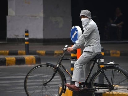 Un ciclista indio se protege de la contaminaci&oacute;n en Nueva Delhi.