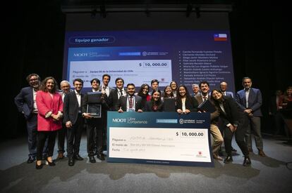 Foto de familia de los ganadores del Moot BFE+ 2023.