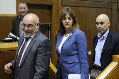 José Antonio Pastor, Idoia Mendia, y Rodolfo Ares, en el Parlamento vasco minutos antes de defender la reforma de la LTH