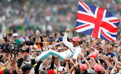 Hamilton celebra la victoria.