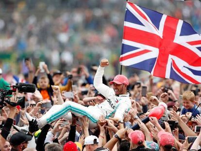 Hamilton celebra la victoria.