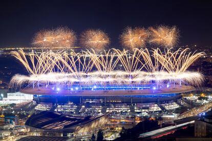 Los fuegos artificiales iluminan el cielo desde el Estadio de Francia durante la ceremonia de clausura de los Juegos Olímpicos de París 2024. 