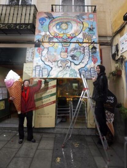 Sr. Mu posa con su mural en la heladería Sani Sapori.