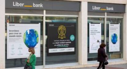 Fachada de una oficina de Liberbank en Málaga.