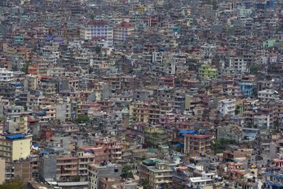 Vista aérea de la ciudad de Katmandú (Nepal). La ciudad despide a sus muertos en el terremoto del sábado mientras cientos de miles de personas se marchan de la devastada capital, adonde llegan, sin embargo, nepalíes de todo el país y quieren saber qué ha sucedido con sus familiares.