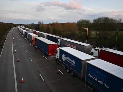 Cola de camiones en la M20, con dirección al puerto de Dover (Reino Unido), a primeras horas de la noche de este viernes.