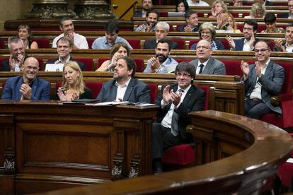 El president Puigdemont amb consellers i diputats al ple.