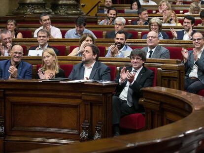 El president Puigdemont amb consellers i diputats al ple.