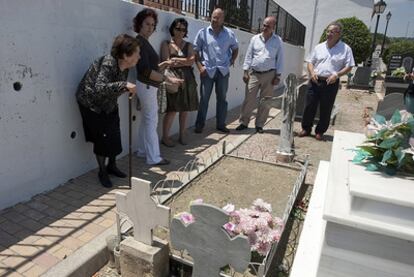 Familiares de Cipriano Esteve y Tomás Maicas, junto a la fosa que alberga sus restos en el cementerio de Segorbe.