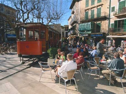 Plaza de Sóller (Mallorca), población donde el hotel Aimia tiene una oferta de 104 euros por noche y pareja.