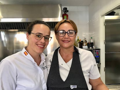Lourdeds Villalobos y su ayudante Belen Abad, cocineras del restaurante ChinChin /Capel