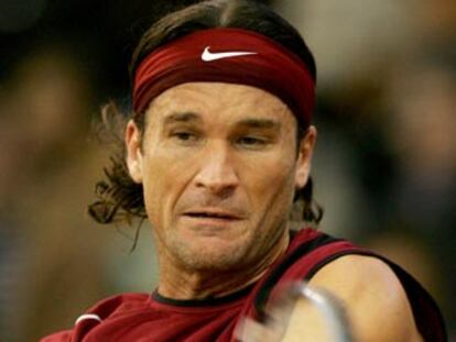 Carlos Moyà en un momento del partido de hoy frente a Andy Roddick.