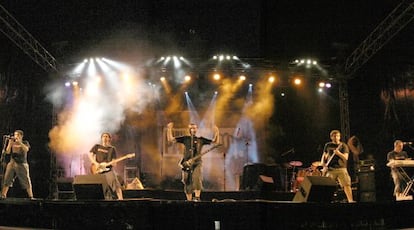 El grupo Obrint Pas en una actuaci&oacute;n de 2010.
