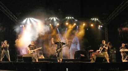 El grupo Obrint Pas en una actuación de 2010.