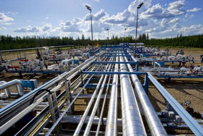 Oleoducto para transportar el producto extraído de arenas petrolíferas en Alberta, Canadá.
