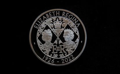 Moneda de cinco libras que conmemora, a partir del 3 de octubre, los 70 años de reinado de Isabel II tras su reciente fallecimiento.