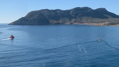 Imagen de la costa de ?guilas (Murcia), frente a la que una veintena de migrantes han sido presuntamente arrojados al mar, este lunes.