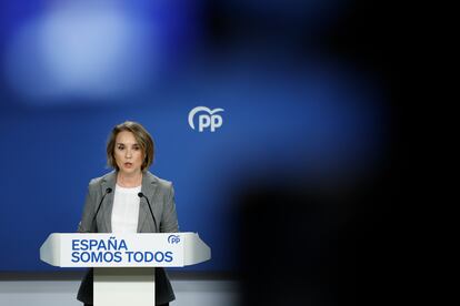 MADRID, 06/11/2024.- La secretaria general del Partido Popular (PP), Cuca Gamarra, ofrece una rueda de prensa en la sede del partido en Madrid, este miércoles. EFE/ Mariscal
