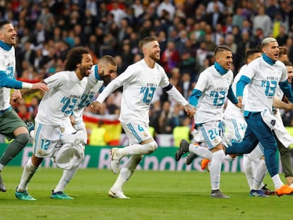 Jogadores do Real Madrid celebram a classificação.