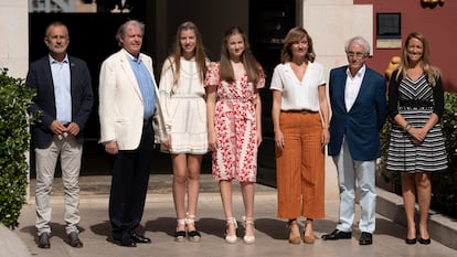 La princesa Leonor, junto a su hermana Sofía y la ministra de Educación y Formación Profesional Pilar Alegría, entre otras autoridades locales. 
