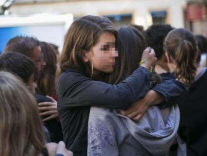 Compa&ntilde;eros y amigos de A. M. lloran la muerte de la menor durante la concentraci&oacute;n celebrada ayer en T&agrave;rrega (Lleida).