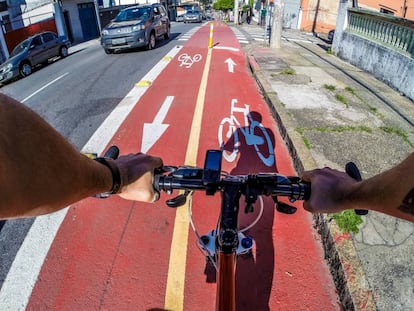 Ciclista pedala por ciclovia em São Paulo
