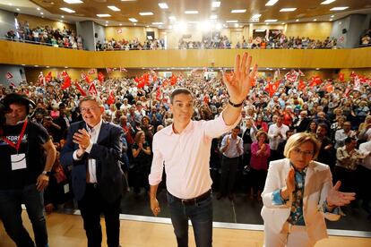 El presidente del Gobierno, Pedro Sánchez, el presidente de la Generalitat, Ximo Puig, y la candidata del PSPV-PSOE a la alcaldía de Alicante, Ana Barceló, en el mitin del partido en Alicante.