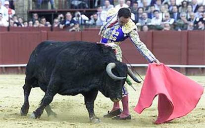 El Cid, en su primer toro, al que cortó una oreja.