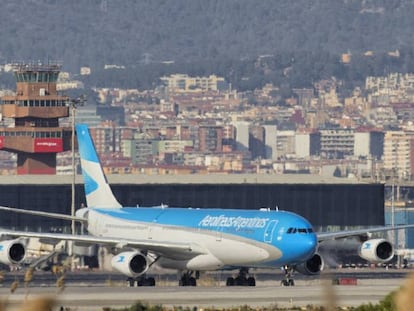 Un A340-313 d&#039;Aerol&iacute;neas Argentinas al Prat.