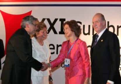 El Presidente de Paraguay, Fernando Lugo y la primera dama, Mercedes Lugo (izquierda) saludan a la reina Sof&iacute;a de Espa&ntilde;a y al rey Juan Carlos antes de la ceremonia inaugural de la XXI Cumbre Iberoamericana.