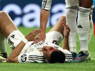 Kylian Mbappé, con la cara ensangrentada por la acción con Reis.