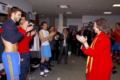 Aplausos entre los jugadores españoles y la Reina en el vestuario tras la victoria sobre Alemania.