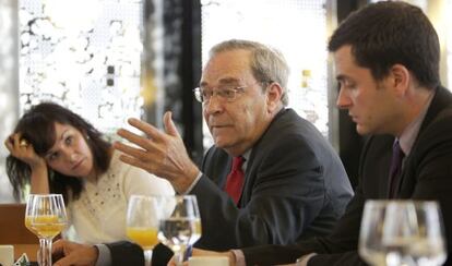 Beatriz Torres, coordinadora del programa Incorpora; Jaime Lanaspa, director de la Fundación La Caixa, David Alandete, director adjunto de EL PAÍS.