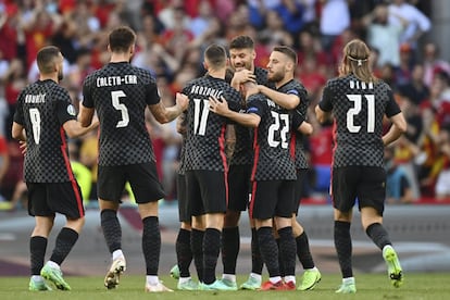 Los jugadores de la selección croata celebran el gol inicial del partido tras un fallo del portero de España, Unai Simón.