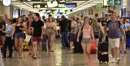 Turistas en el aeropuerto de Palma de Mallorca