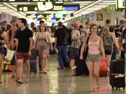 Turistas en el aeropuerto de Palma de Mallorca