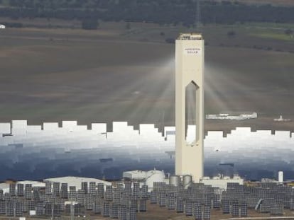 Vista a&eacute;rea de la planta solar de Abengoa en Sanl&uacute;car la Mayor ( Sevilla).