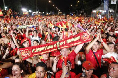 Los aficionados en el paseo de Recoletos, al marcar el gol Iniesta.