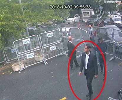 En una captura de un vídeo grabado por otra cámara de vigilancia del consulado, se puede ver a uno de los 15 oficiales presuntamente implicados en la desaparición de Khashoggi accediendo a la legación unas horas antes de la desaparición del periodista.