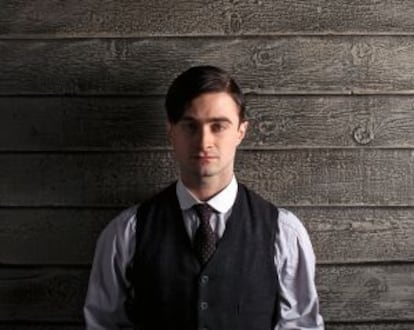 Radcliffe interpreta en esta nueva serie a un joven e inocente doctor que da sus primeros pasos en un hospital en la Rusia de la revolución.