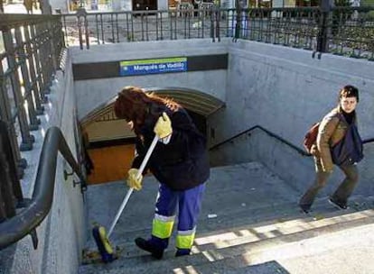 Una limpiadora del metro en los accesos de la estación de Marqués de Vadillo.